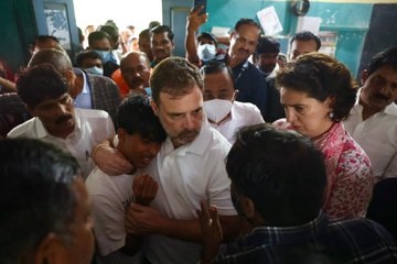 राहुल गांधी और प्रियंका गांधी ने वायनाड के भूस्खलन प्रभावित इलाकों का किया दौरा, कहा- ये एक राष्ट्रीय आपदा